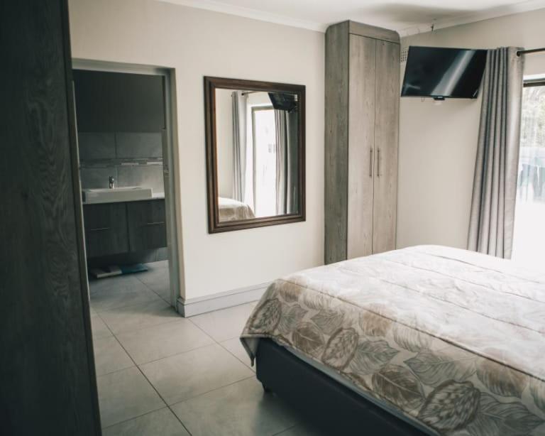 Barque Crescent * Cape Town